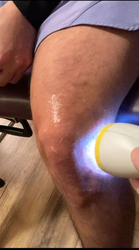 Knee pain treatment being performed in Omega clinic